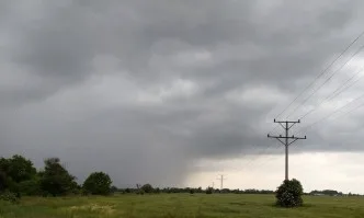 Студен атмосферен фронт ще донесе дъжд и сняг