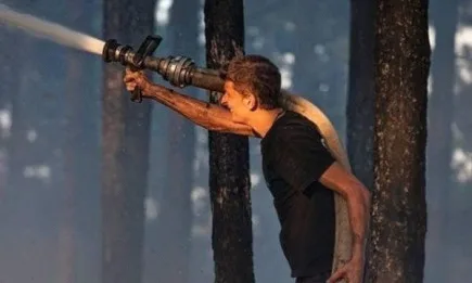 Действията по локализиране на горския пожар над село Виден продължават