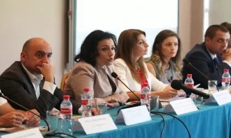 Десислава Танева: Вече не сме в позиция на превенция на африканската чума