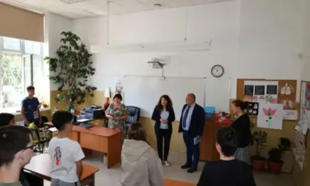 Министър Петър Димитров проведе среща със седмокласници от столично училище