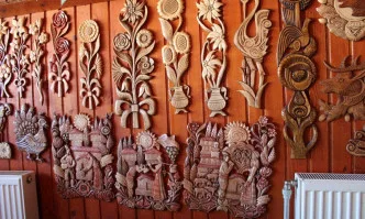 Майстори дърворезбари предават занаята през поколенията