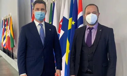 Министър Сандов обсъди замърсяването на въздуха над Русе на двустранна среща с румънския си колега Барна Танчок