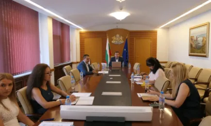 Министър Гечев към пчеларите: Предстои ускорен прием на заявления по Временната рамка за държавна помощ