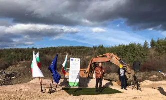 Министър Димитров направи първа копка на рекултивацията на старото сметище на гр. Бобов дол