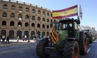 Испанските фермери отново на протест, блокират пътища