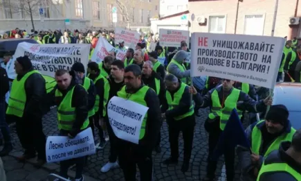 Протестиращи земеделци искат оставката на министър Кирил Вътев