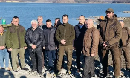 Зарибиха язовир Студен кладенец с един тон трикилограмови шарани