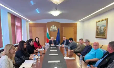 Министър Вътев: Пчеларите ще получат помощ de minimis тази година