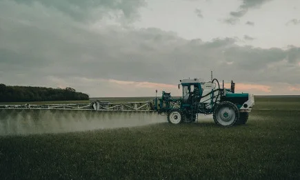 Франция спори за минималните отстояния на пръскани площи