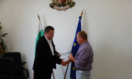 Изпълнителният директор на Фонд Земеделие връчи договорите на одобрените кандидати по мярката за инвестиции във винарски предприятия за 2021 г.