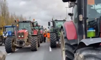 Френски стопани с 1000 трактора в Париж
