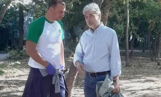 Доброволци от Пловдив чистиха заедно с министър Нено Димов