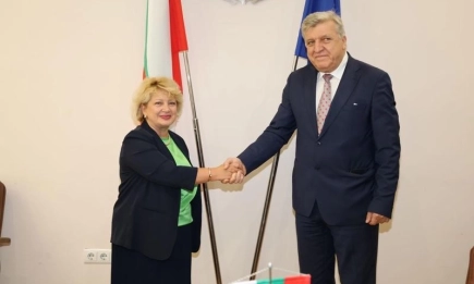 Министър Манол Генов се срещна с посланика на Румъния Бръндуша Предеску