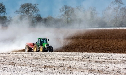 Недостиг на торове заради войната в Иран заплашва реколтата и цените на храните