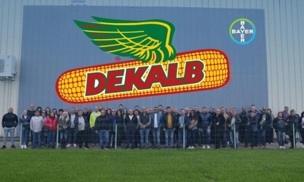 Качество без компромиси: Български фермери се запознаха с производството на семена DEKALB® в Синещи