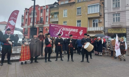 Международен панаир Пловдив подари на пловдивчани атрактивна програма с кукери, гайдари и фолклорни танци за предстоящата ВИНАРИЯ 2025