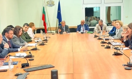 Министър Юлиян Попов обсъди намаляване на продуктовите такси с бизнеса