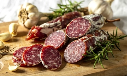 Занаятчийски колбаси и разнообразие от сезонни плодове и зеленчуци на фермерския пазар на Lidl