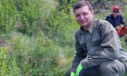 Служители на ИАГ и доброволци се грижат за новата гора край с. Локорско